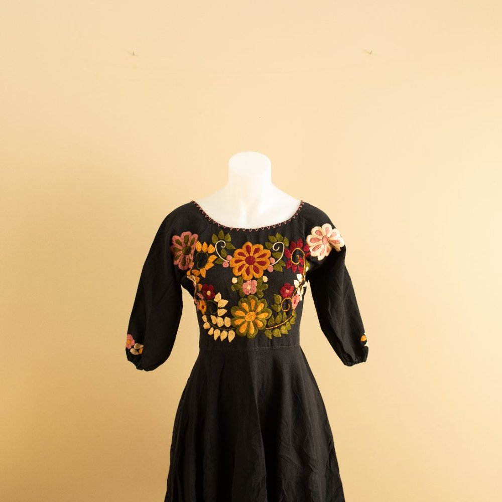 🌸 2 x $49 🌸 Beautiful hand embroidered Mexican dress - Picture 4 of 9